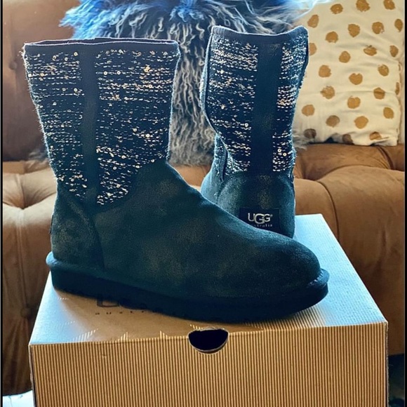 Brand New In Box UGG Lyla Boot Black With Metallic Gold Detail. - Picture 4 of 6